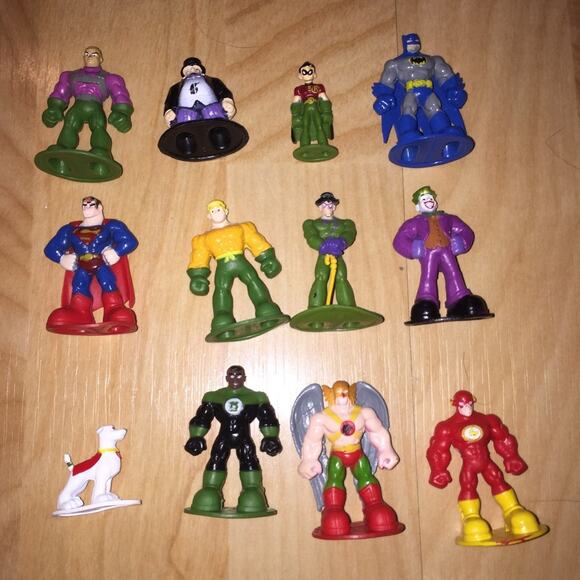 DC Comics Super Friends Hero My Busy Book 12 Mini Action Figures - Picture 2 of 6